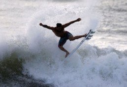 Italo Ferreira, Samuel Pupo e Filipe Toledo avançam em Bells Beach