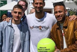 Djokovic bate bola com Neymar e Verratti em Montecarlo