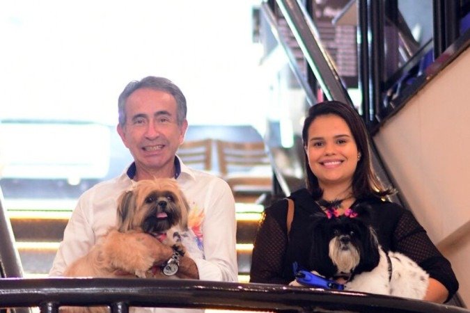  11/04/2022 Crédito: Ed Alves/CB/D.A Press. Brasil. Brasilia - DF -  Caderno aniversário de Brasília - Brasilia 62. Na foto Gabrielle Cunha e Luis Alberto Cueto e suas cachorras. 