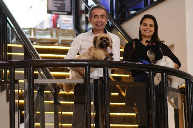  11/04/2022 Crédito: Ed Alves/CB/D.A Press. Brasil. Brasilia - DF -  Caderno aniversário de Brasília - Brasilia 62. Na foto Gabrielle Cunha e Luis Alberto Cueto e suas cachorras. 