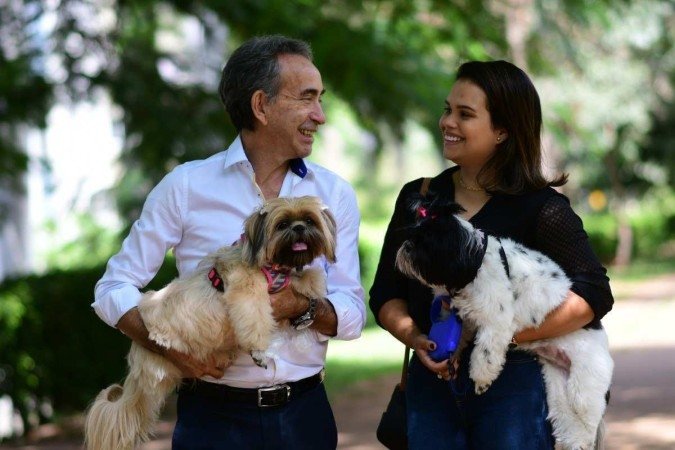  11/04/2022 Crédito: Ed Alves/CB/D.A Press. Brasil. Brasilia - DF -  Caderno aniversário de Brasília - Brasilia 62. Na foto Gabrielle Cunha e Luis Alberto Cueto e suas cachorras. 