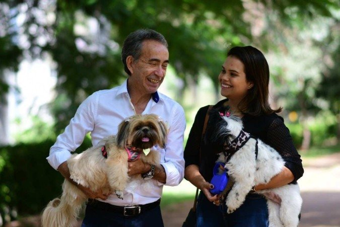  11/04/2022 Crédito: Ed Alves/CB/D.A Press. Brasil. Brasilia - DF -  Caderno aniversário de Brasília - Brasilia 62. Na foto Gabrielle Cunha e Luis Alberto Cueto e suas cachorras. 