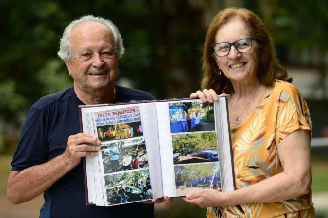 João Matos e Eliane Abreu com o álbum de imagens das festas juninas no Bloco A da 213 Sul 