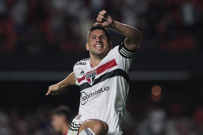 São Paulo goleia Athletico-PR e assume liderança do Brasileiro - (crédito: Miguel SCHINCARIOL) São Paulo goleia Athletico-PR e assume liderança do Brasileiro - (crédito: Miguel SCHINCARIOL)