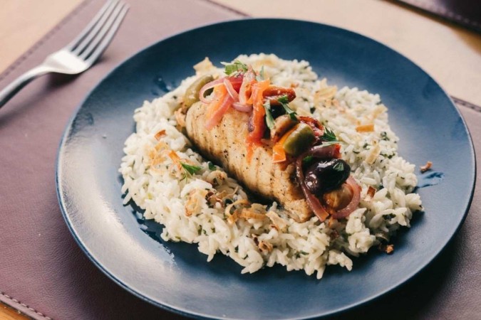 Olha um exemplo de dar água na boca: Lombo de Bacalhau confitado com alho, azeitona, cebola roxa, pimentão vermelho, tremoços e salsinha. Acompanha arroz cremoso com brócolis e palha de alho-poró -  (crédito: Divulgação/Cantucci Osteria)