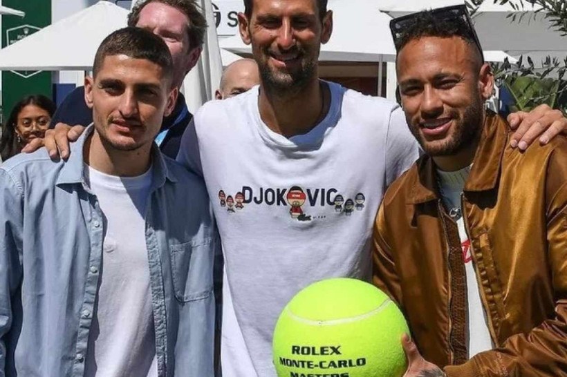 Djokovic bate bola com Neymar e Verratti durante competição de tênis