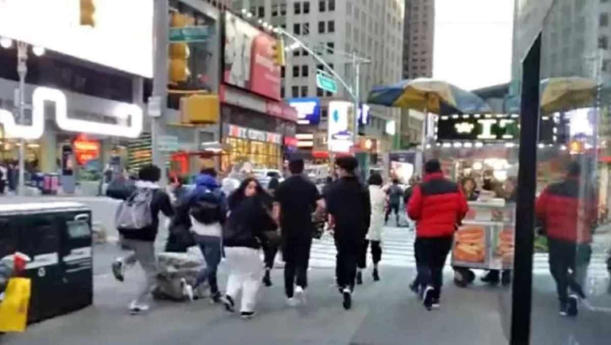 Explosão de bueiros causa pânico e correria na Times Square, em NY