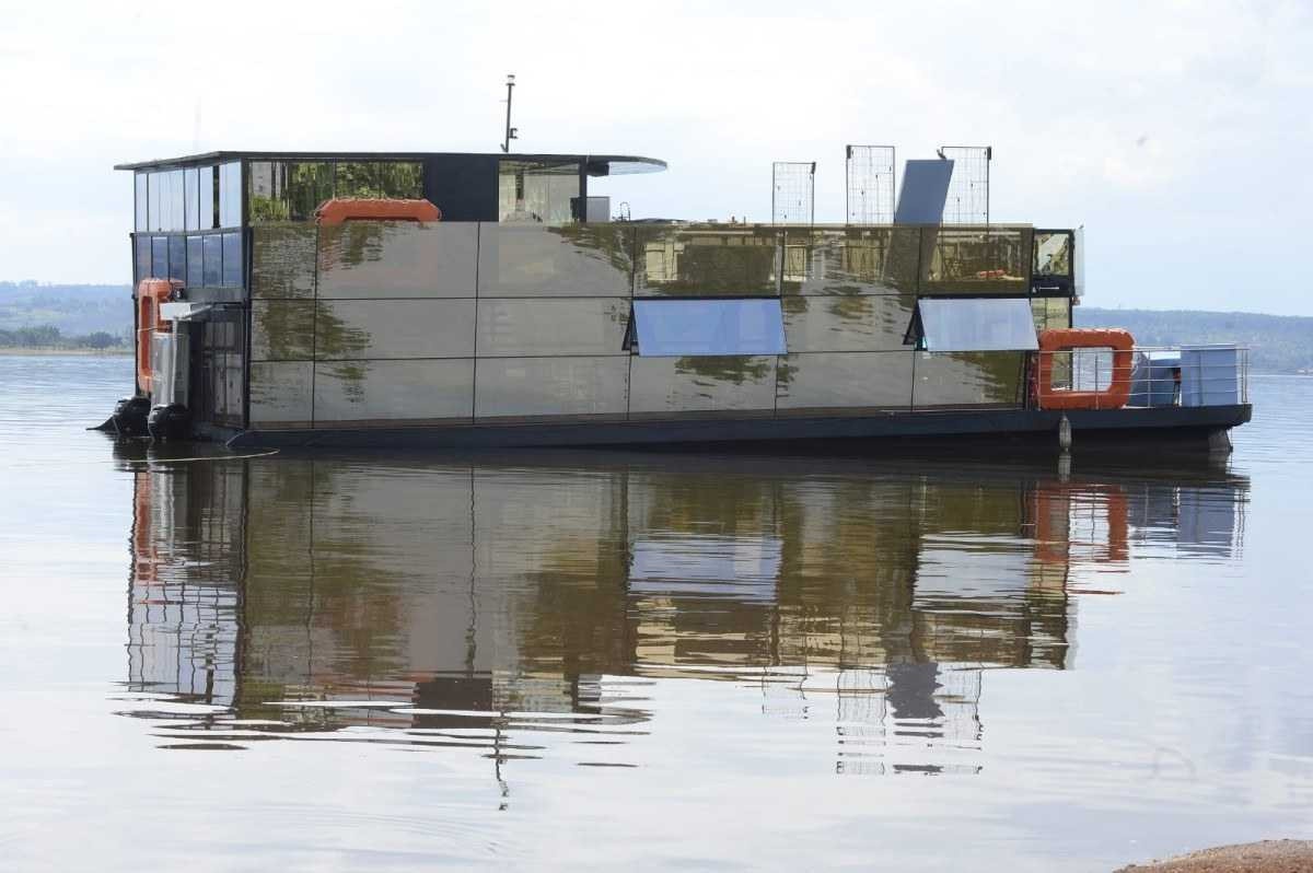 Embarcação que quase afundou no Lago Paranoá continua encalhada