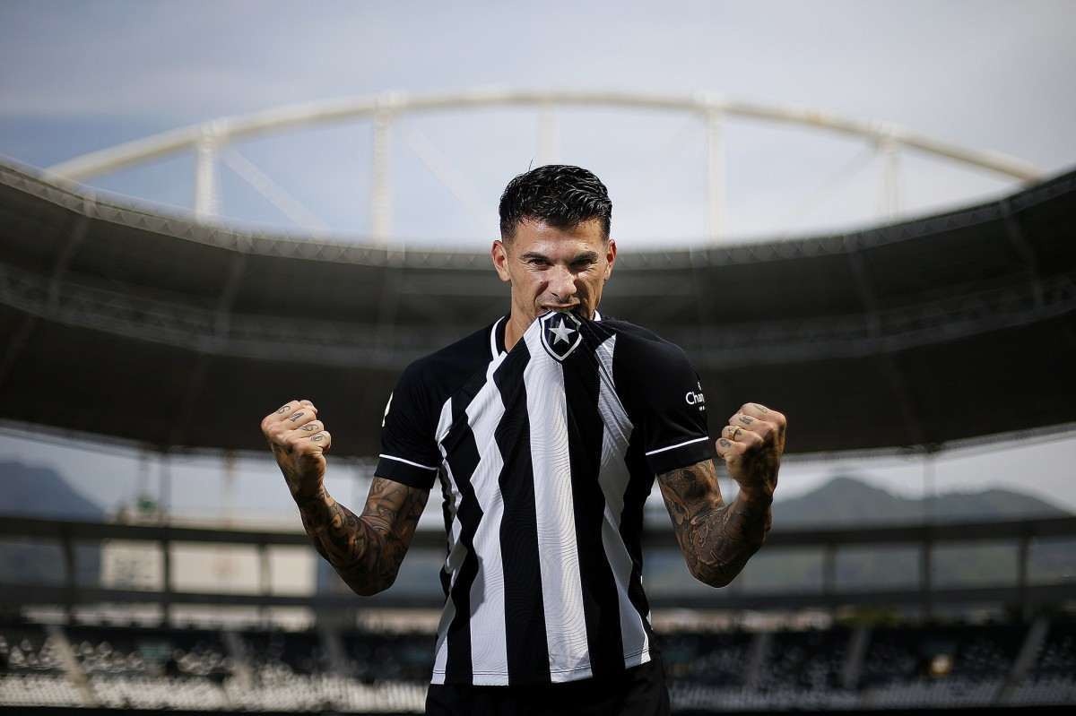 Cuesta renova com o Botafogo até o final de 2024: 'Fui escolhido e escolhi ficar'