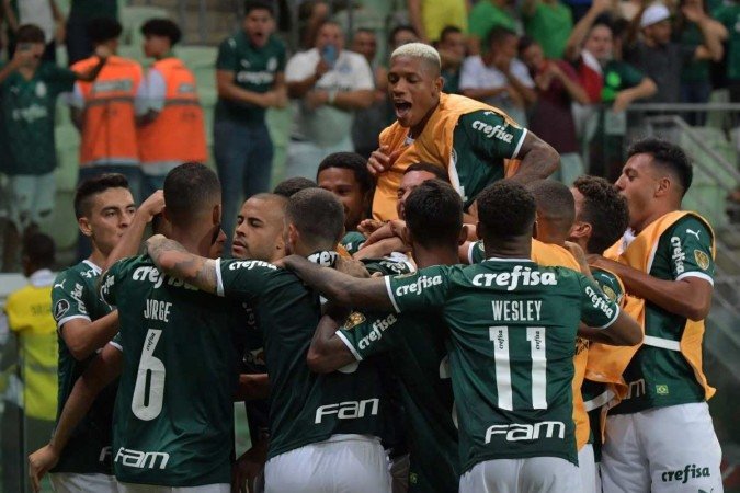  12/04/2022 Crédito: NELSON ALMEIDA/AFP. Brazil's Palmeiras Rafael Navarro celebrates after scoring against Bolivia's Independiente Petrolero during the Copa Libertadores group stage first leg football match, at the Allianz Parque stadium in Sao Paulo, Brazil, 
      