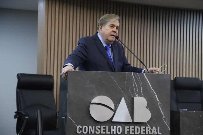 O novo acadêmico faz o seu discurso emocionado