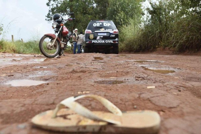 O jovem foi atropelado quando saía de um matagal no assentamento 26 de setembro - (crédito: Minervino Júnior/CB/D.A Press) O jovem foi atropelado quando saía de um matagal no assentamento 26 de setembro - (crédito: Minervino Júnior/CB/D.A Press)