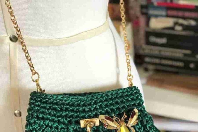 Na composição de Ivone Alice, broche 
pode dar um charme extra para a bolsa