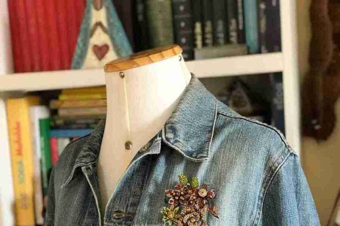 A jaqueta sai do básico para o fashion em instantes no look de Ivone Alice