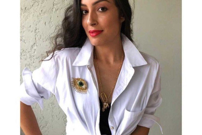 No look criado por Leila, a camisa e o broche fogem do tradicional