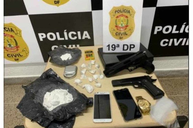 Policiais civis da 19ª DP (Ceilândia Norte) apreenderam R$ 15 mil e porções de cocaína de traficantes da região - (crédito: PCDF/Divulgação) Policiais civis da 19ª DP (Ceilândia Norte) apreenderam R$ 15 mil e porções de cocaína de traficantes da região - (crédito: PCDF/Divulgação)