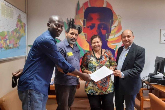 Docentes entregaram ao gabinete da deputada Benedita da Silva (PT-RJ) o documento com denúncias de racismo na guerra da Ucrânia. Eles pedem intervenção internacional e se propõem a promover palestras e debates para tratar sobre o tema e mostrar soluções -  (crédito: Christiane Ramirez)