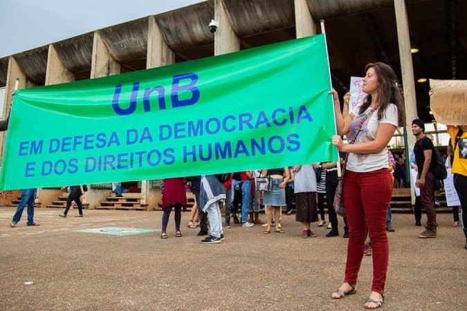 Estudantes, professores e representantes da comunidade caminharam do ICC Norte à Biblioteca Central da UnB (BCE) em um ato de repúdio à destruiç de livros com a temática de direitos humanos, em 2018