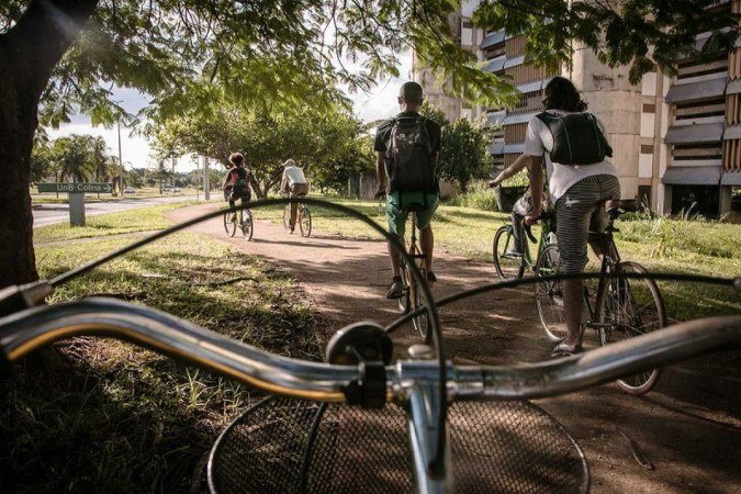 Pedalada promovida pelo coletivo Bicicleta Livre com Peter Furth, autoridade na área de transportes e mobilidade nos Estados Unidos, pelo campus Darcy Ribeiro