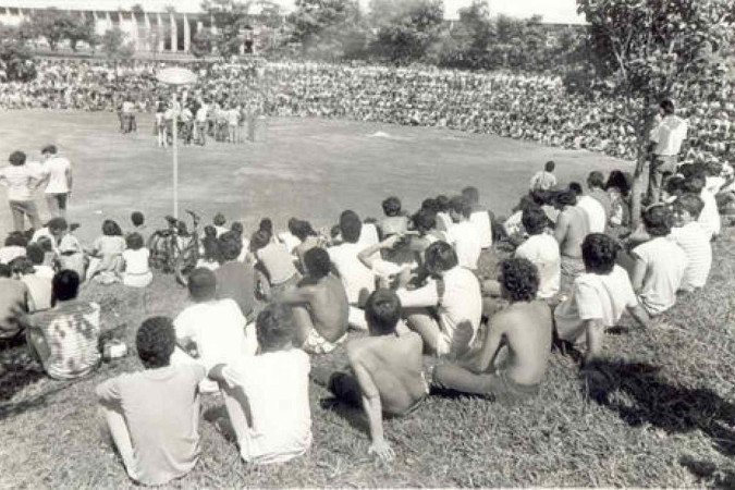 Reunião do movimento das Diretas Já. Na foto, os alunos estão sentados no centro do Teatro de Arena, ao fundo vê-se o ICC