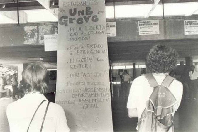 Na entrada central do ICC, um cartaz que enuncia a greve dos estudantes