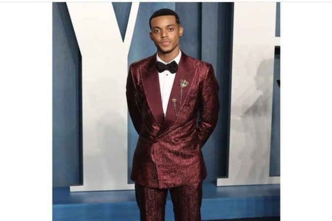 O ator Jabari Banks arrematou o terno Dolce & Gabbana com um broche fino