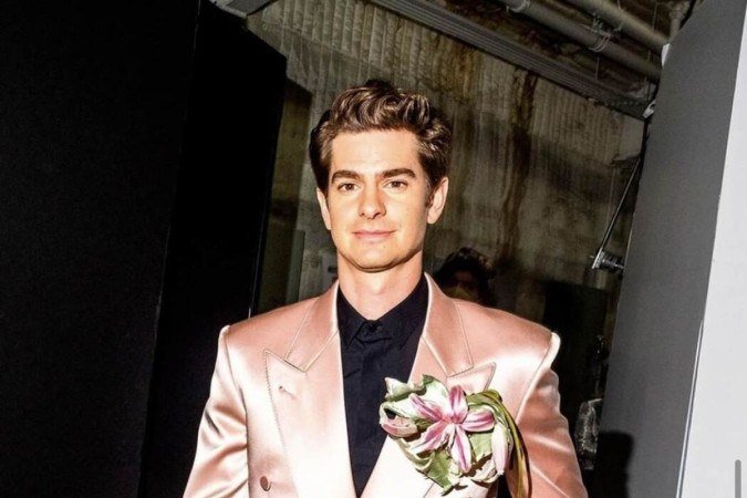 Os homens também apostar no acessório sem medo, como mostra Andrew Garfiled usando Gucci