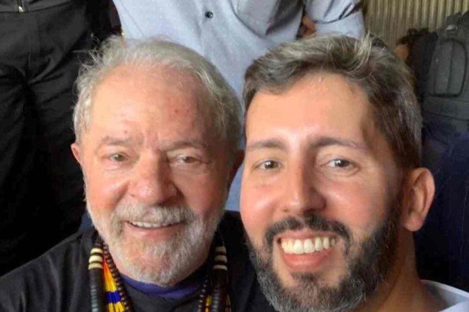 Lula tira foto com o deputado distrital Leandro Grass no acampamento Terra Livre