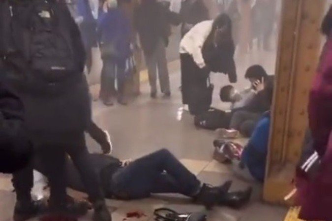 Na manhã de terça-feira, a plataforma da 
estação da Rua 36 virou um cenário 
de guerra: sangue e caos
