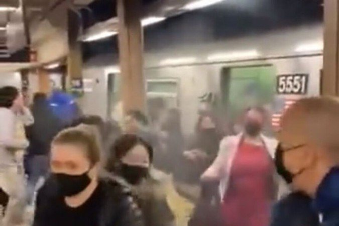 Usuários do metrô fogem do segundo vagão, em meio à fumaça... 