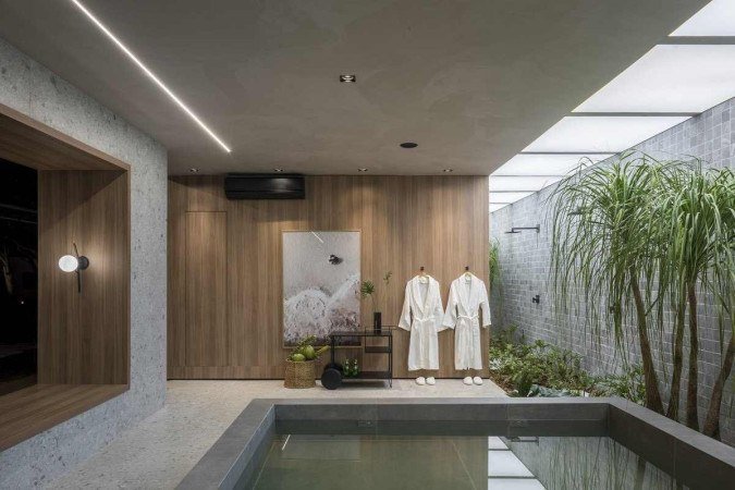 No projeto da arquiteta Palloma Meneghell, a sala de banho se tornou um verdadeiro oásis no cerrado. O espaço aproveita elementos da natureza para expressar tranquilidade
