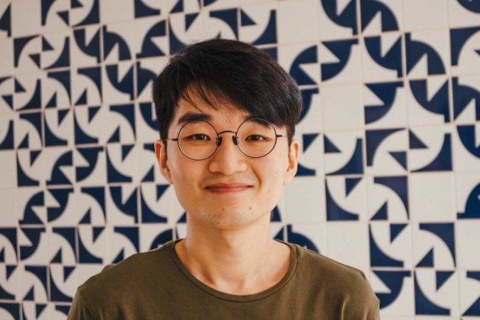 Na dúvida entre medicina ou biologia, Takashi decidiu no cara ou coroa. Terminou optando por lecionar japonês 