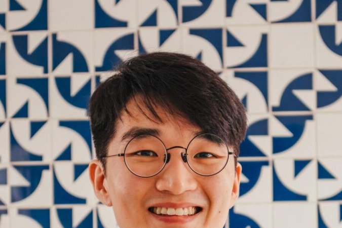 Na dúvida entre medicina ou biologia, Takashi decidiu no cara ou coroa. Terminou optando por lecionar japonês 