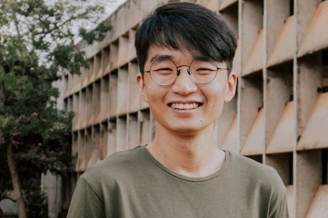 Na dúvida entre medicina ou biologia, Takashi decidiu no cara ou coroa. Terminou optando por lecionar japonês 