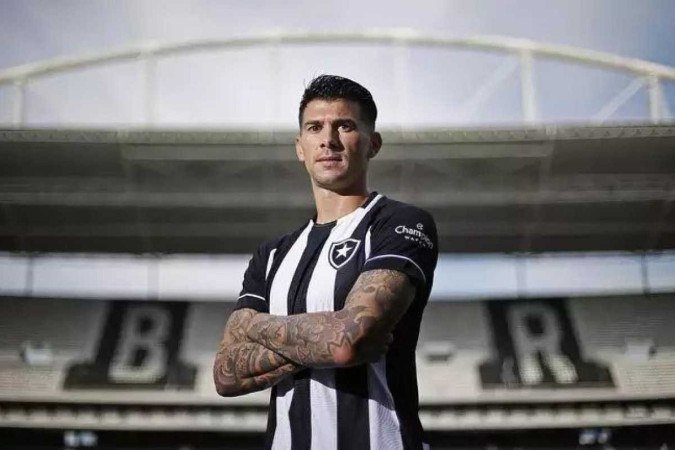 Botafogo contratou o zagueiro Victor Cuesta por empréstimo do Internacional - (crédito: Divulgação) Botafogo contratou o zagueiro Victor Cuesta por empréstimo do Internacional - (crédito: Divulgação)
