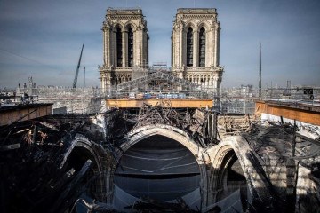 Escavações preventivas feitas feitas em Notre Dame descobriram dois sarcófagos de chumbo no local -  (crédito:  AFP)