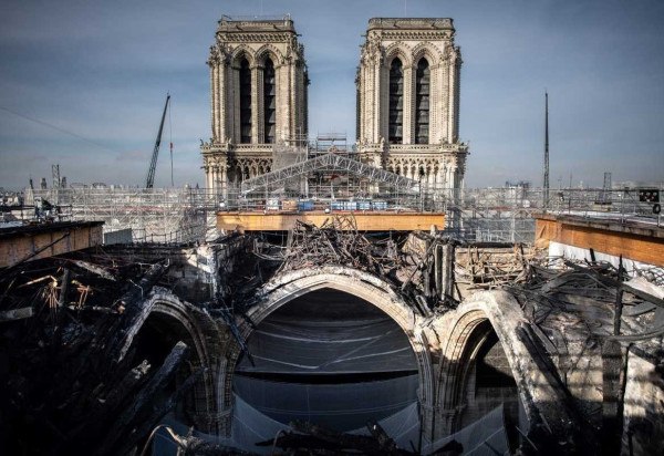 Escavações preventivas feitas feitas em Notre Dame descobriram dois sarcófagos de chumbo no local -  (crédito:  AFP)