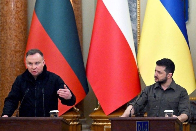 Zelensky (D) com colega polonês, Andrzej Duda, que visitou Kiev 