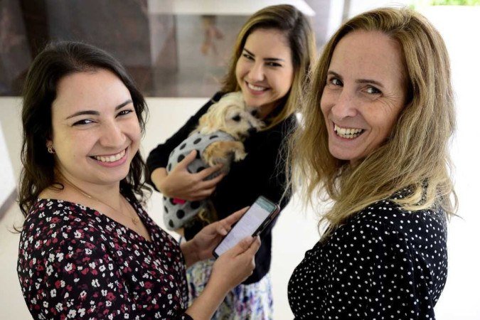  13/04/2022 Cr&eacute;dito: Marcelo Ferreira/CB/D.A Press. Brasil. Brasilia - DF - Caderno anivers&aacute;rio de Bras&iacute;lia. Ana Luiza Champloni , Luana Batista com o c&atilde;o Jo&atilde;o e Paula Navarro ( loira ). As mulheres fazem parte de um grupo que tem o objetivo de aproximar os vizinhos do Noroeste.