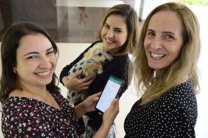  13/04/2022 Cr&eacute;dito: Marcelo Ferreira/CB/D.A Press. Brasil. Brasilia - DF - Caderno anivers&aacute;rio de Bras&iacute;lia. Ana Luiza Champloni , Luana Batista com o c&atilde;o Jo&atilde;o e Paula Navarro ( loira ).As mulheres fazem parte de um grupo que tem o objetivo de aproximar os vizinhos do Noroeste.