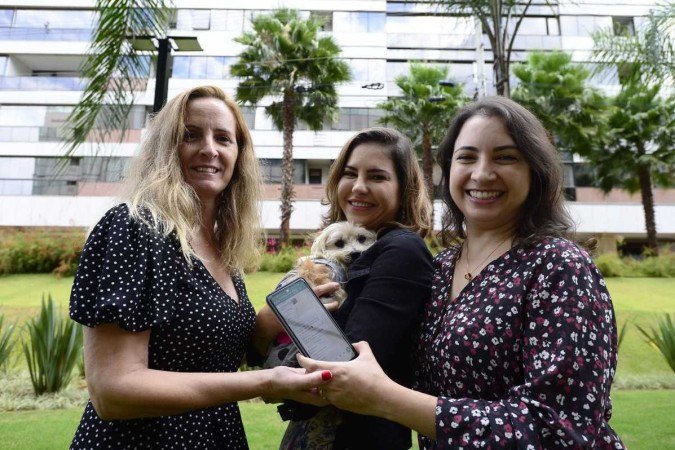  13/04/2022 Cr&eacute;dito: Marcelo Ferreira/CB/D.A Press. Brasil. Brasilia - DF - Caderno anivers&aacute;rio de Bras&iacute;lia. Ana Luiza Champloni , Luana Batista com o c&atilde;o Jo&atilde;o e Paula Navarro ( loira ). Ap&oacute;s ter perdido Jo&atilde;o, Luana o encontrou gra&ccedil;as ao apoio dos vizinhos.