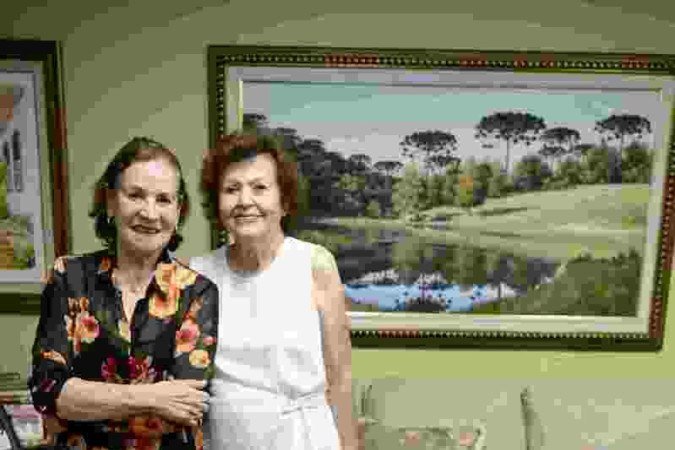 Dona Carminha Manfredini (E) ao lado da amiga Margarida Valente: 