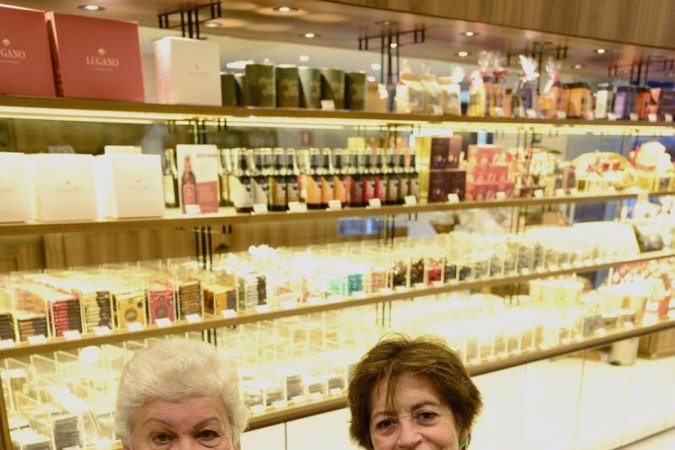  13/04/2022. Crédito: Carlos Vieira/CB/D.A Press. Brasil. Brasilia - DF. Aniversário de Brasília. Vizinhas de Superquadra. Na Foto Rosa Regina Faleiros (verde) e Noêmia Vasconselos  
                          