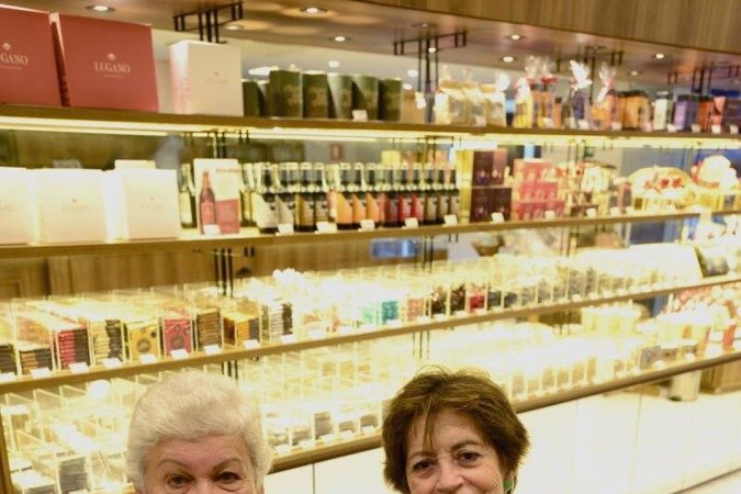  13/04/2022. CrÃ©dito: Carlos Vieira/CB/D.A Press. Brasil. Brasilia - DF. AniversÃ¡rio de BrasÃ­lia. Vizinhas de Superquadra. Na Foto Rosa Regina Faleiros (verde) e NoÃªmia Vasconselos  
                          