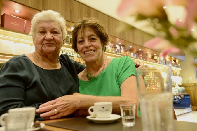  13/04/2022. Crédito: Carlos Vieira/CB/D.A Press. Brasil. Brasilia - DF. Aniversário de Brasília. Vizinhas de Superquadra. Na Foto Rosa Regina Faleiros (verde) e Noêmia Vasconselos  
                          