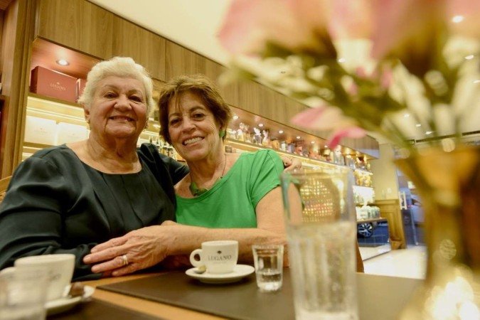  13/04/2022. Crédito: Carlos Vieira/CB/D.A Press. Brasil. Brasilia - DF. Aniversário de Brasília. Vizinhas de Superquadra. Na Foto Rosa Regina Faleiros (verde) e Noêmia Vasconselos  
                          