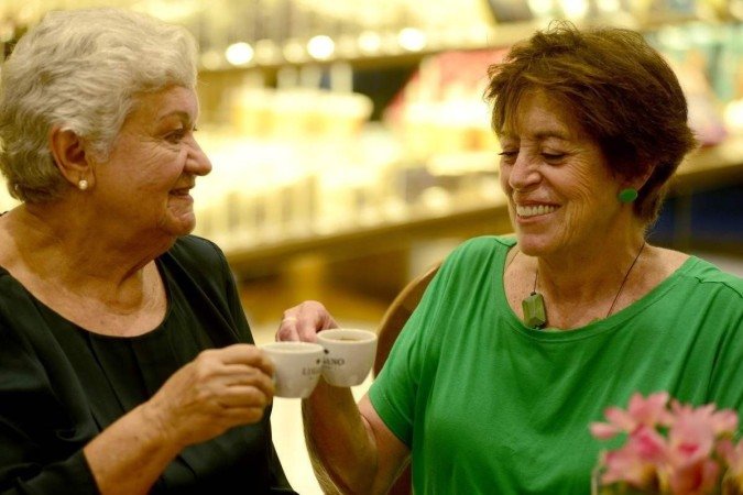  13/04/2022. Crédito: Carlos Vieira/CB/D.A Press. Brasil. Brasilia - DF. Aniversário de Brasília. Vizinhas de Superquadra. Na Foto Rosa Regina Faleiros (verde) e Noêmia Vasconselos  
                          