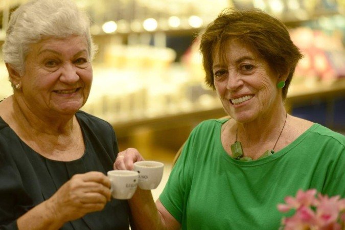  13/04/2022. Crédito: Carlos Vieira/CB/D.A Press. Brasil. Brasilia - DF. Aniversário de Brasília. Vizinhas de Superquadra. Na Foto Rosa Regina Faleiros (verde) e Noêmia Vasconselos  
                          