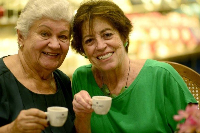  13/04/2022. Crédito: Carlos Vieira/CB/D.A Press. Brasil. Brasilia - DF. Aniversário de Brasília. Vizinhas de Superquadra. Na Foto Rosa Regina Faleiros (verde) e Noêmia Vasconselos  
                          