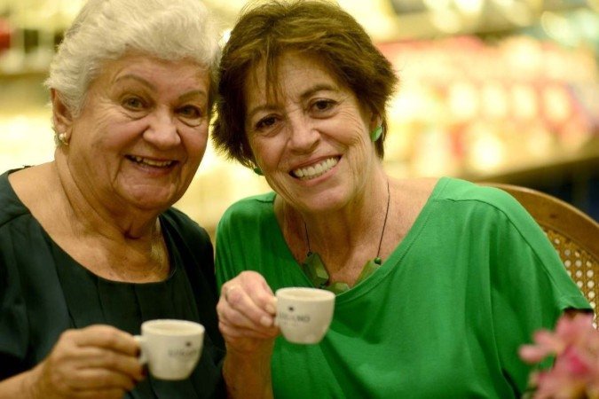  13/04/2022. Crédito: Carlos Vieira/CB/D.A Press. Brasil. Brasilia - DF. Aniversário de Brasília. Vizinhas de Superquadra. Na Foto Rosa Regina Faleiros (verde) e Noêmia Vasconselos  
                          